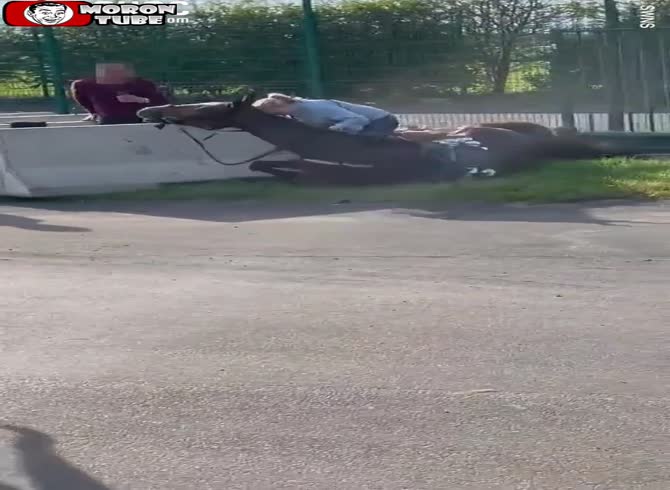 Video :Crazy horses break a woman's leg